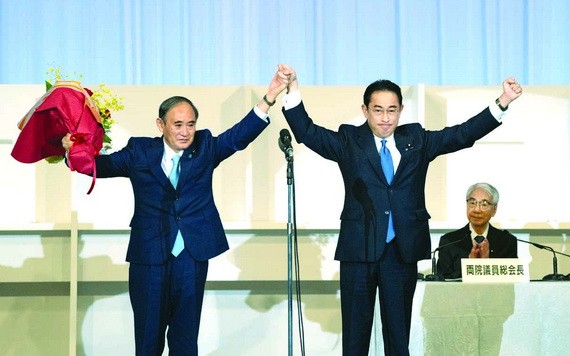 岸田文雄(右)在當選自民黨總裁後接受日本首相菅義偉的祝賀。(圖源:互聯網)