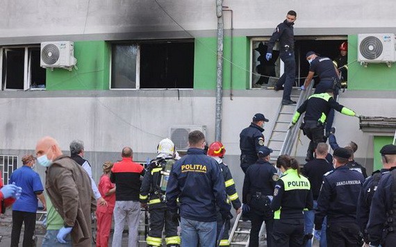 10月1日，救援人員在失火的羅馬尼亞康斯坦察傳染病醫院工作。 （圖源：新華社/路透）