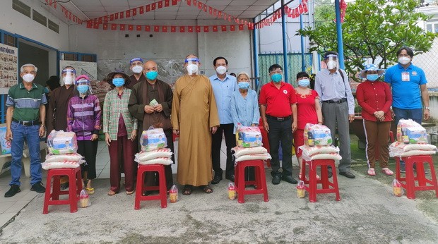 市華人佛教向守德市貧困戶贈送救濟品 ảnh 1