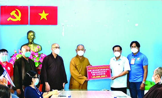 陳友福主席(右二)接受釋慧功法師轉交物資。