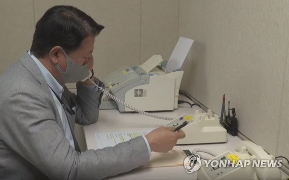 圖為聯辦內的工作人員與朝通話。（圖源：韓聯社）