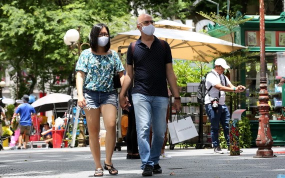 本市擬明年才迎接國際遊客。圖為國際遊客徒步觀光胡志明市街道。（示意圖源：可和）