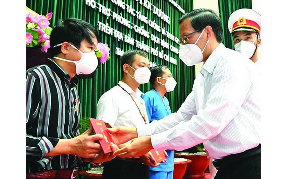 市人委會主席潘文邁向抗疫表現出色個人頒發紀念章。（圖源：越勇）