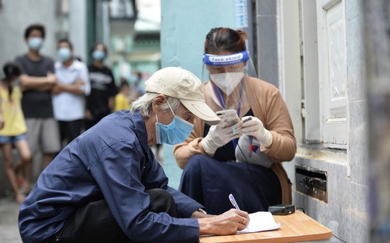 9月30日下午，第三郡第十二坊已及時向失業遇困勞工派發第三次紓困金。