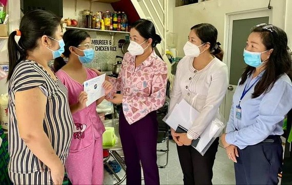 市婦聯會主席阮陳鳳珍（右三）探望受疫情影響的少兒。