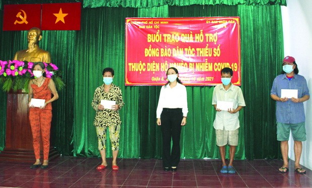 關照感染新冠病毒少數民族同胞 ảnh 1