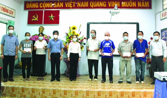 市、郡領導向第五郡感染新冠肺炎病毒的貧困少數民族同胞贈送資助金。