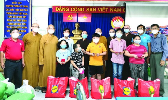 組委會向孤兒贈送物資及現金。