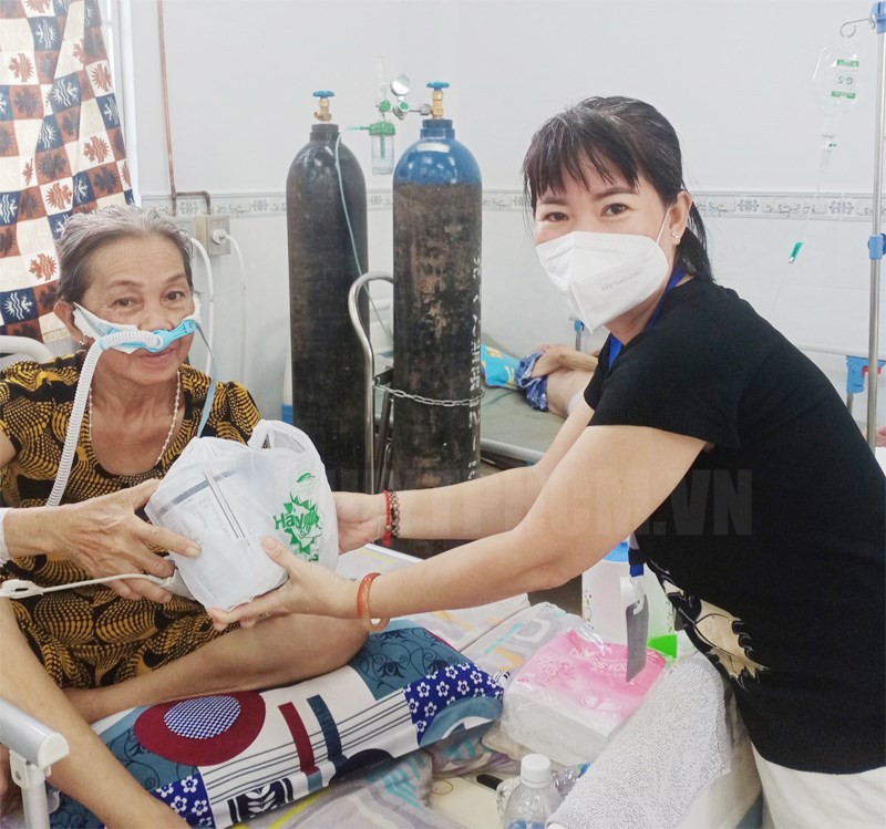 在第七郡新冠肺炎治療醫院黎紅春芳既親自照顧病人又給他們免費提供必需品。