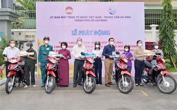 市領導給貧困戶贈送謀生工具。（圖源：越通社）