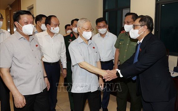 黨中央總書記阮富仲與選民交談。（圖源：越通社）