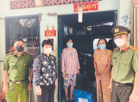 工作團向第五坊貧困華人贈送必需品。