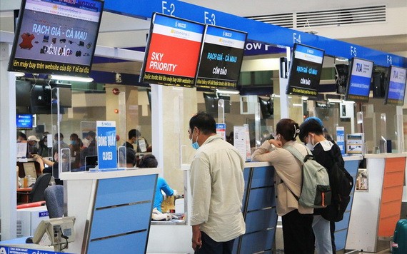 乘客在新山一機場辦理登機手續。（示意圖源：懷英）