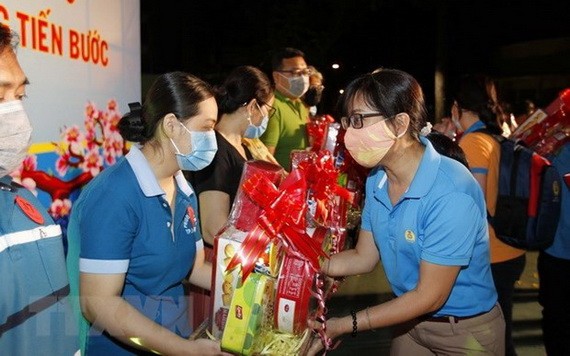 圖為2021辛丑春節前，第五郡勞動聯團代表向貧困勞工贈送春節禮物。（圖源：越通社）