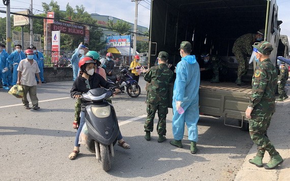 市武裝力量協助老家在南部西區各省的民眾返鄉。