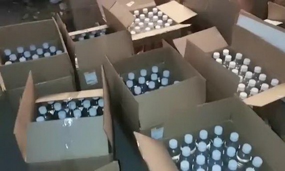 圖為10月8日，俄羅斯調查人員繳獲的假酒。（圖源：互聯網）
