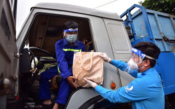 送給市都市環境一成員有限責任公司環衛工的“情義禮籃”。