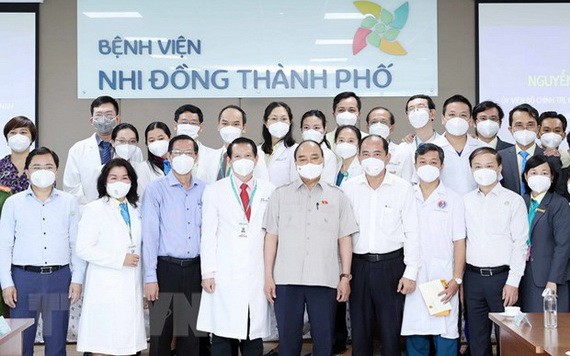 國家主席阮春福與兒童醫院醫生合影。（圖源：越通社）