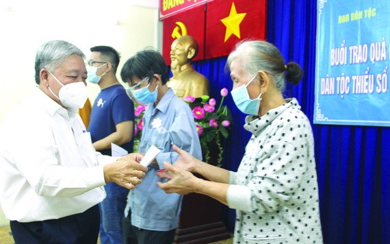 市民族處副主任丁文和向第三郡感染新冠肺炎病毒的貧困少數民族同胞贈送資助金。