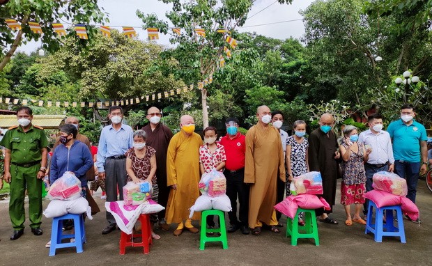 市華人佛教向貧困戶贈送救濟品 ảnh 1