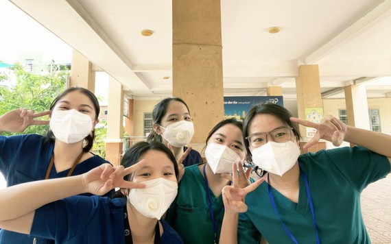 阮氏玉梅（右二）見證多彩多姿的生活之後，在認識與思想已成長了不少。