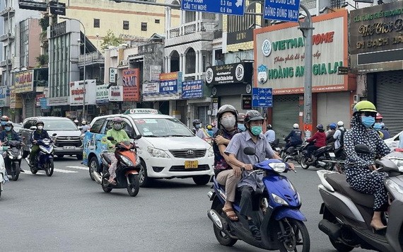 市交通運輸廳向市人委會呈遞本市與毗鄰4省的交通方案。