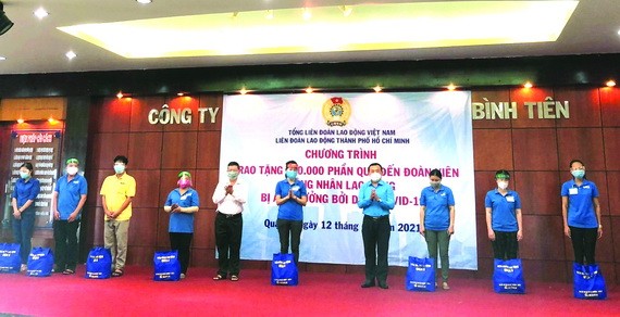 第六郡勞動聯團派發民生救濟品給貧困勞動者。