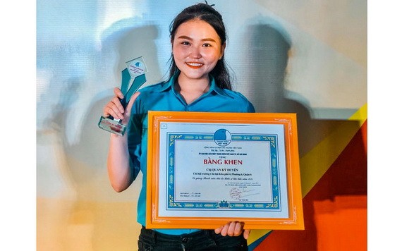 呂奇緣獲得“模範民族青年”表彰。