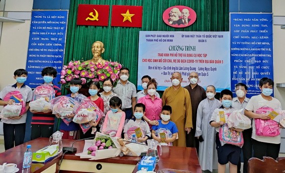 組委會向清貧學生頒發助學金及學習用具。