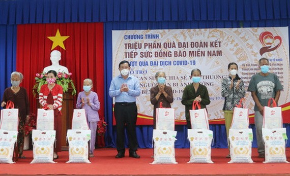 受新冠疫情影響的安江貧民獲贈送民生袋。（圖源：阮仁）