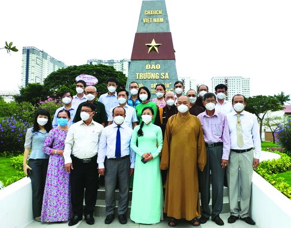 本市、第八郡多個部門領導在標誌碑合影留念。