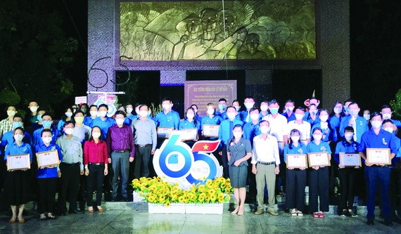 各模範青年與各領導、代表合照。