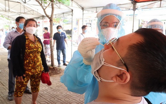本市高危人群接受鼻拭子採樣檢測。（圖源：春梅）
