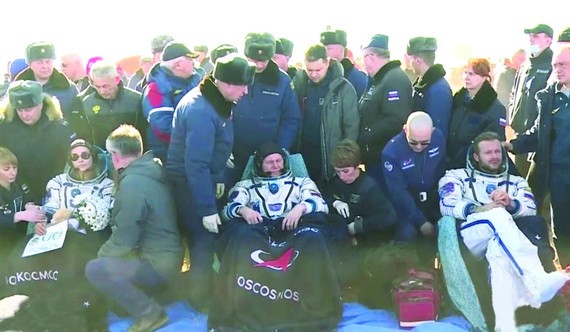 航天員和兩名電影工作者返回地球。（圖源：互聯網） 