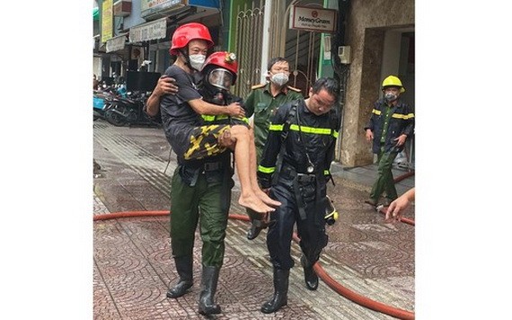 在第四郡發生的一場火警中，消防警察成功營救一名受困火場的民眾。