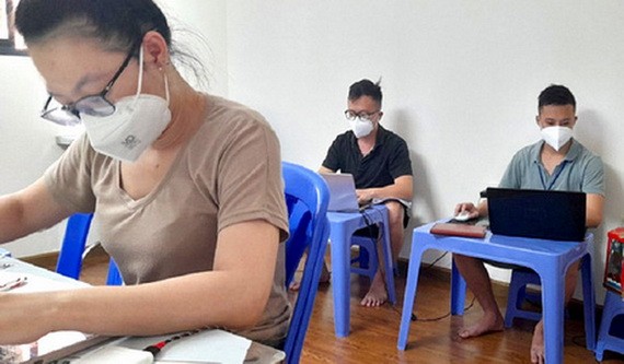 黎文孟（右）在8號新冠醫院負責輸入資訊的工作。