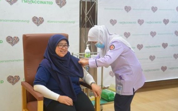 一名汶萊女性接受新冠疫苗注射。（圖源：新華社） 
