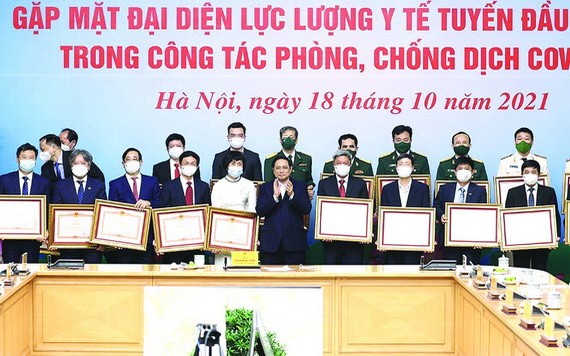 政府總理范明政向防疫出色個人頒發獎狀。