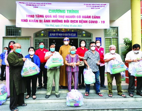 組委會向和盛坊貧困戶贈送救濟品。