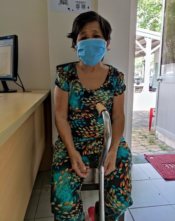 黃紅拄著拐杖來報社求助