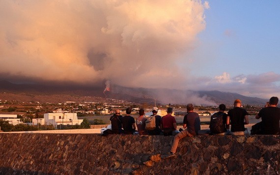 受到火山灰影響天空呈現灰濛濛一片。（圖源：路透社） 