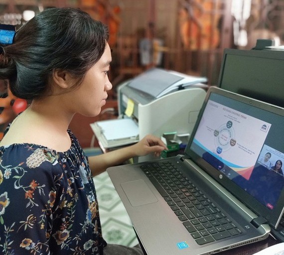 守德市一名小學教師正在線上授課。