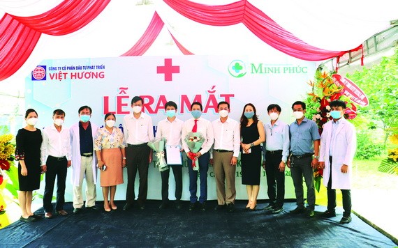 越香集團領導與診所醫生合影。