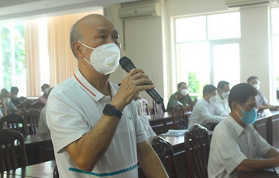 第七郡選民陳孟勇向本市國會代表團提問。