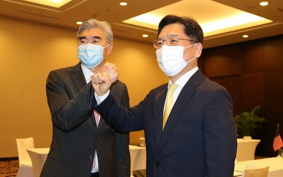 韓外交部韓半島和平交涉本部長魯圭悳（右）和美對朝特別代表星‧金。（圖源：韓聯社） 