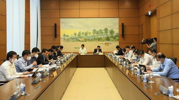 國會代表分組討論社經問題和兩部法案。（圖源：工商報） 