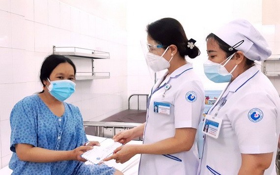 市接生員協會副主任阮氏雪嫦向某產婦贈送輔助金。