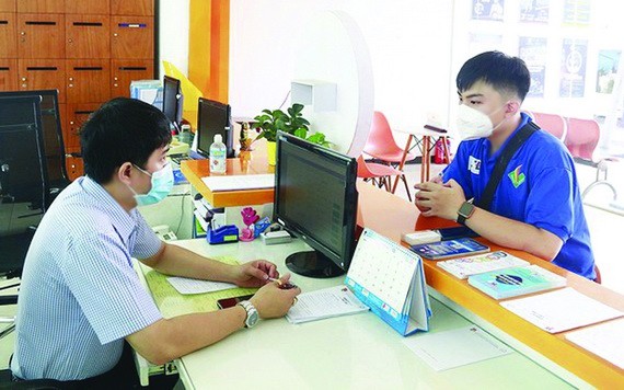 勞動者在向企業應徵。