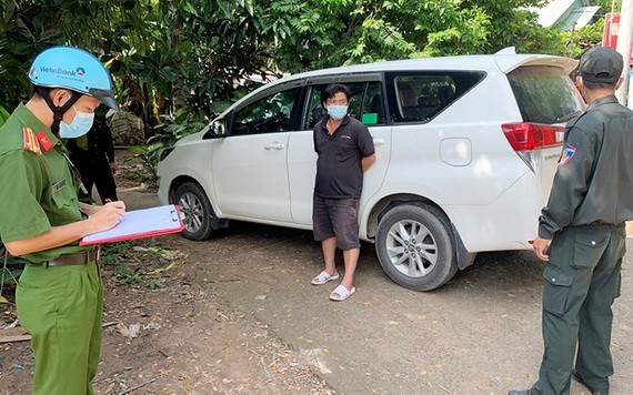 被抓獲的嫌犯陳清俊（中）。（圖源：警方提供）