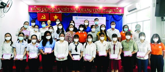 貧困生獲市婦聯會的助學金。